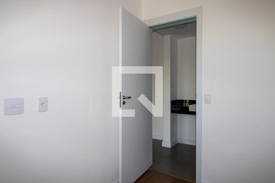 One-bedroom apartment in a building with a gym — photo 33