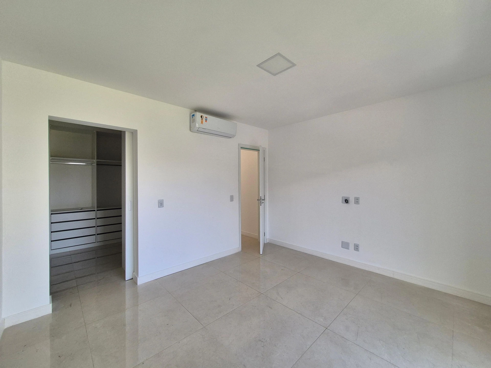 4-bedroom house with a glass-enclosed balcony — photo 58