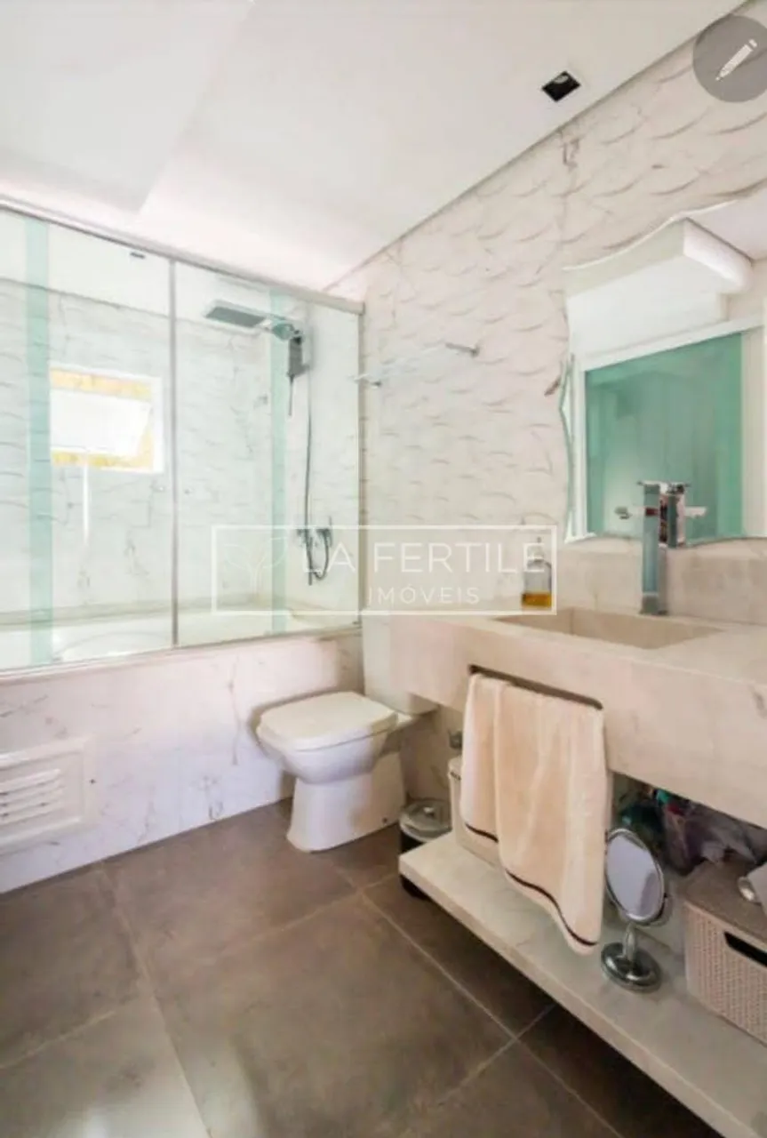 House with 3 bedrooms and floor-to-ceiling windows — photo 19