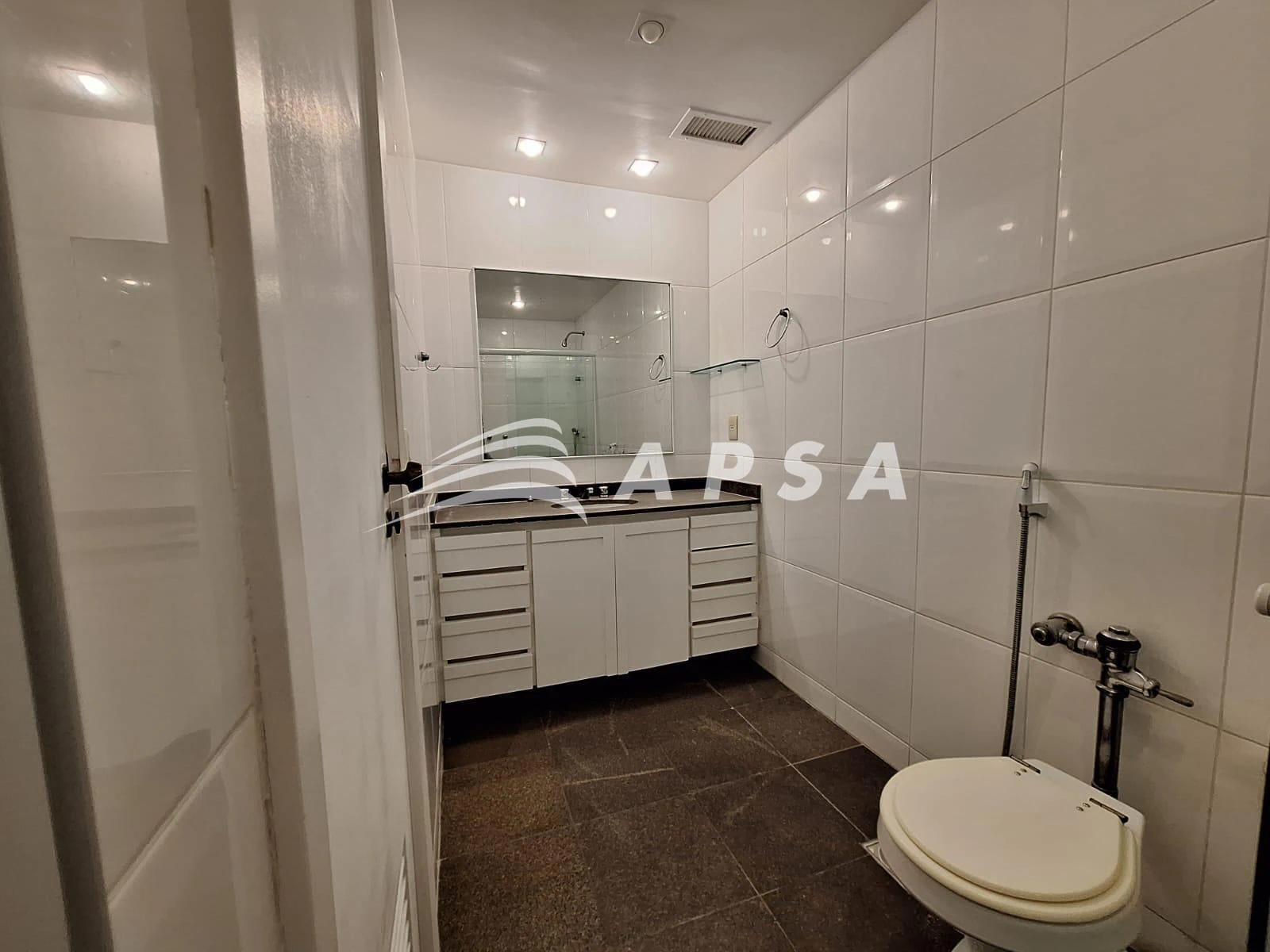 4-bedroom apartment in a building with a sauna — photo 25