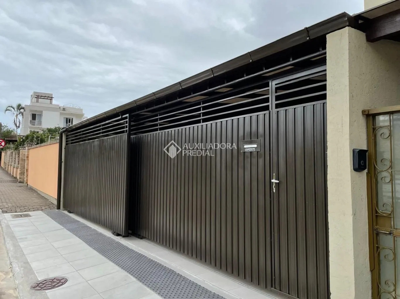 Furnished 350 m² house with an open-plan gas kitchen — photo 50