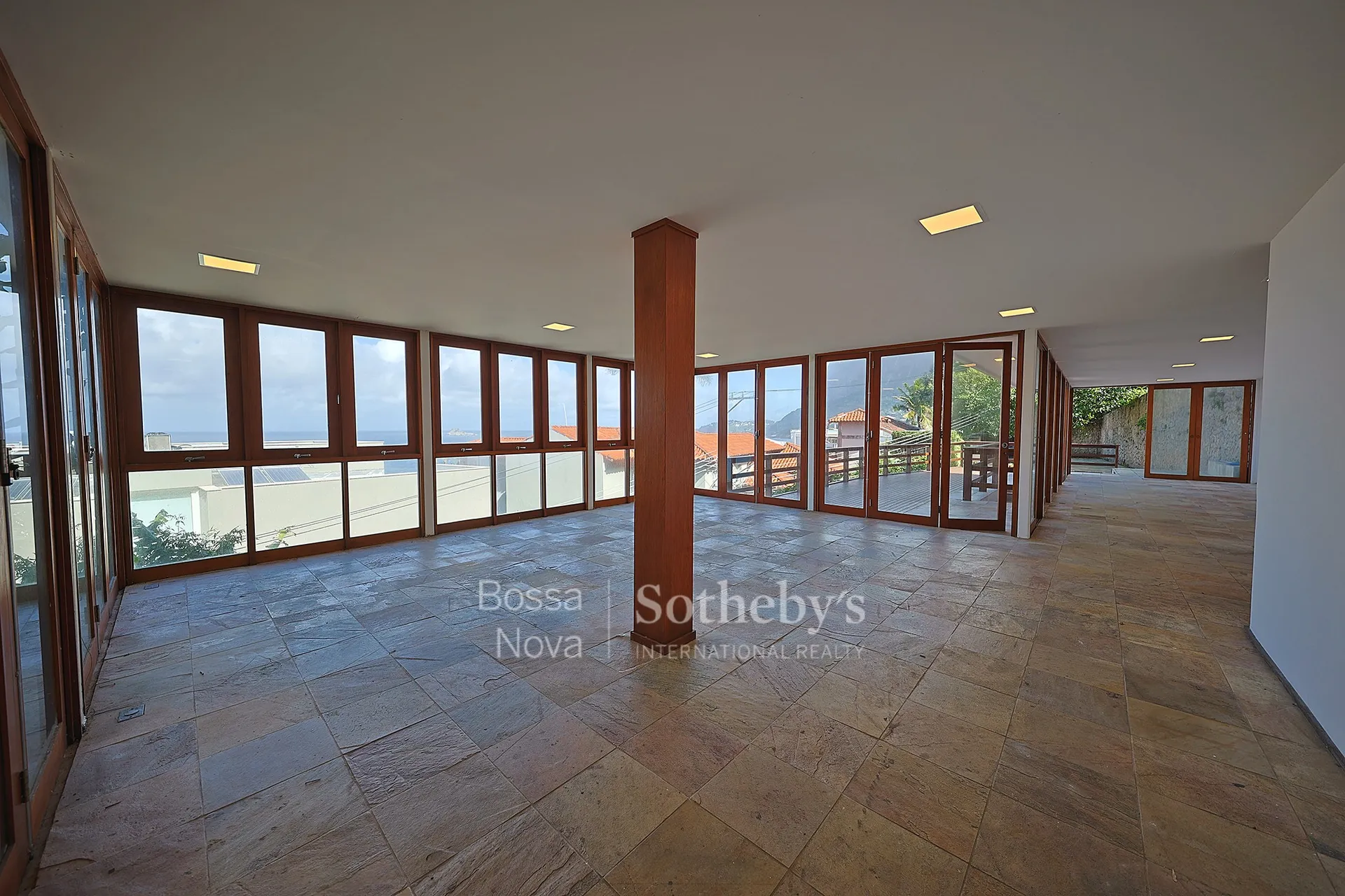 400 m² house with 3 bedrooms and an open-plan kitchen