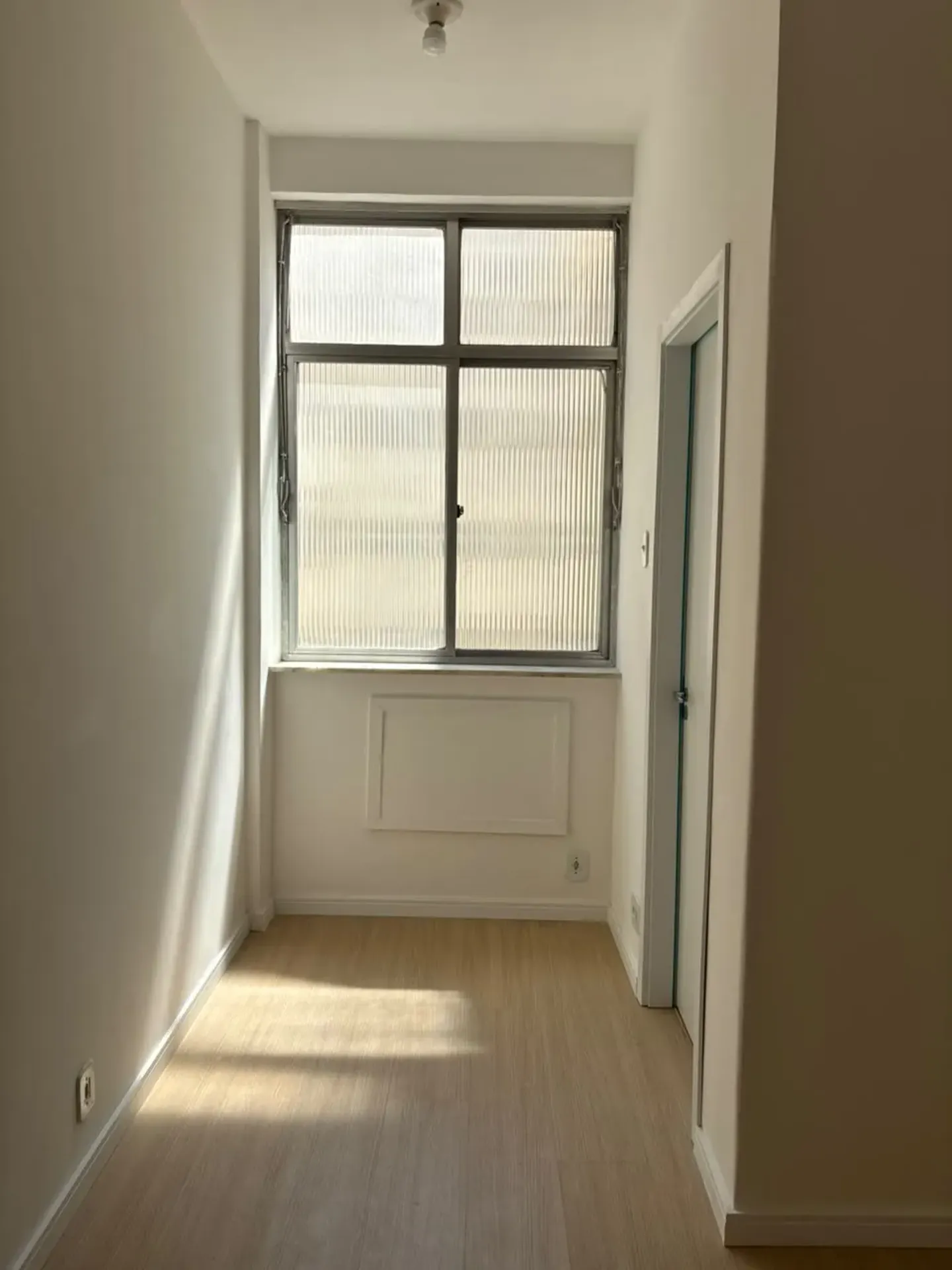 Wood or laminate floors in a one-bedroom apartment, 37 m² — photo 25