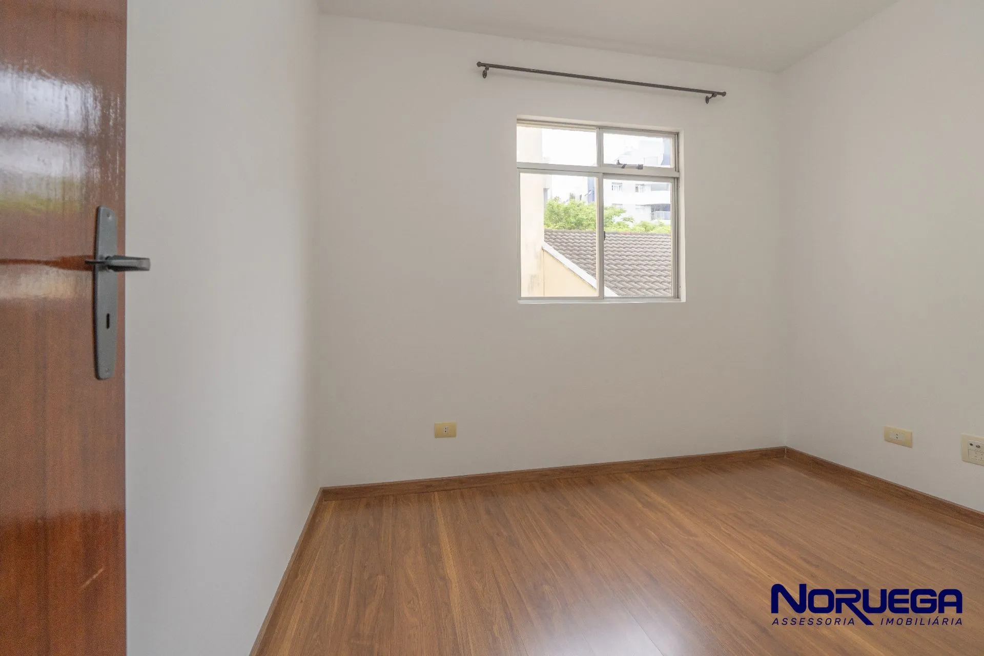 Wood or laminate floors in a 2-bedroom apartment, 103 m² — photo 6