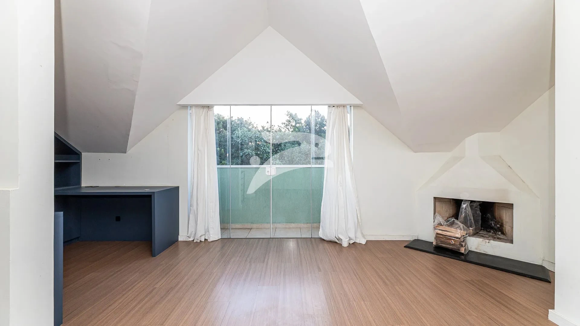 Balcony with a grill in a 3-bedroom house, 168 m² — photo 12
