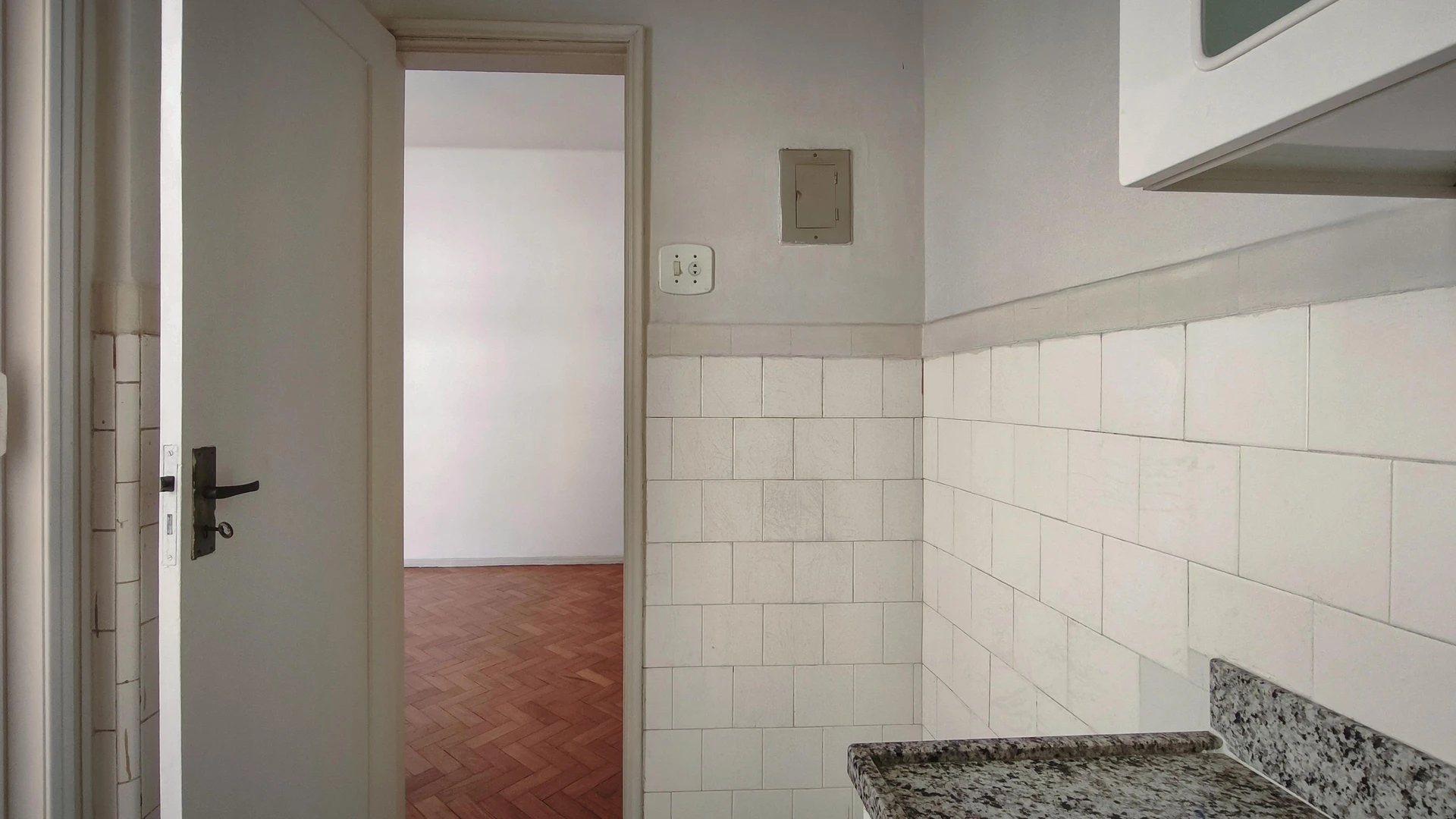 Деревянный пол или ламинат и 1 спальня: квартира 40 м² — photo 16