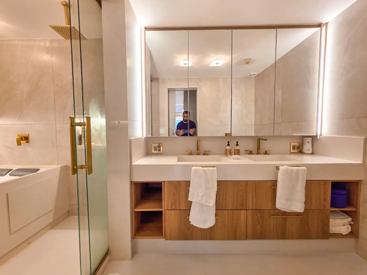 Bathtub in a 3-bedroom apartment, 240 m² — photo 36