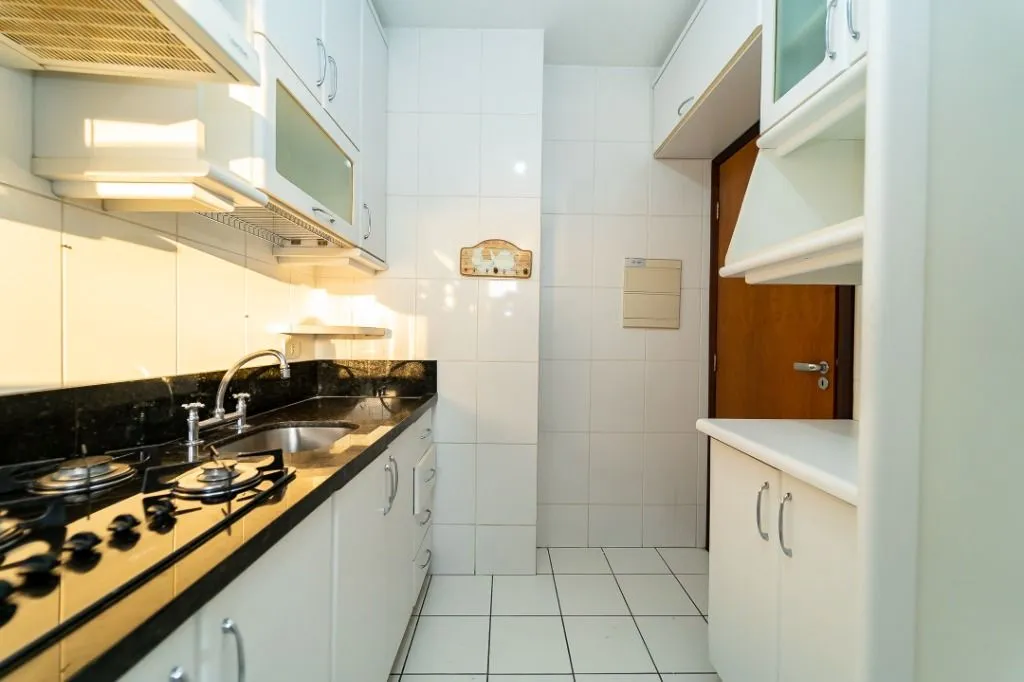 Balcony with a grill in a 2-bedroom apartment, 59 m² — photo 8