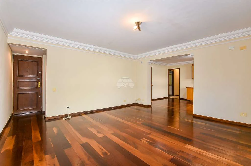 Unfurnished 3-bedroom apartment with 205 m² total — photo 2