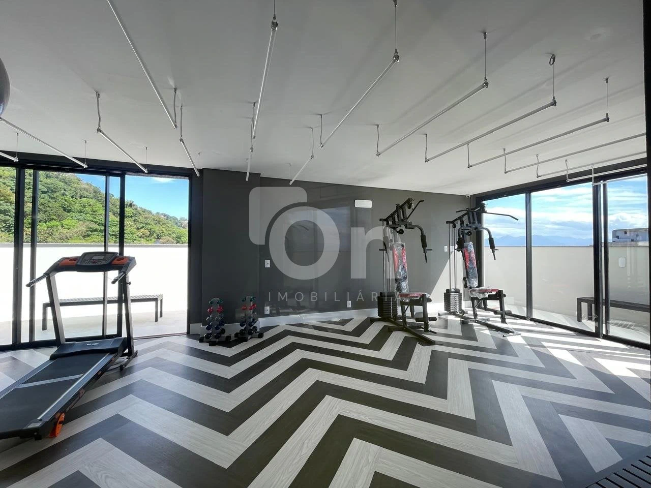 One-bedroom apartment with floor-to-ceiling windows — photo 9