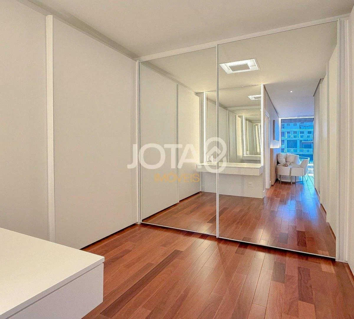 Furnished 195 m² apartment with 2 en-suite bedrooms — photo 15