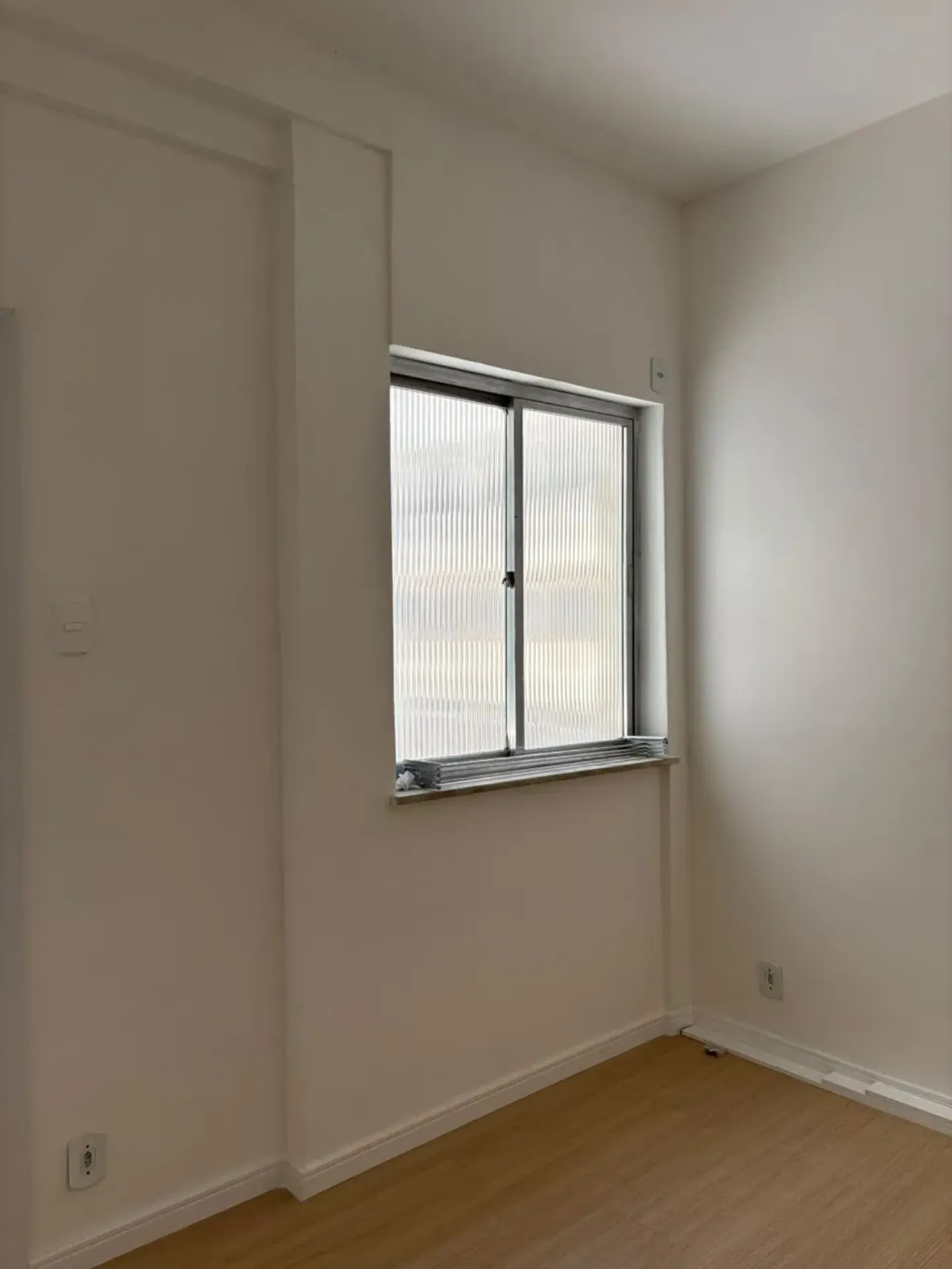 Wood or laminate floors in a one-bedroom apartment, 37 m² — photo 7