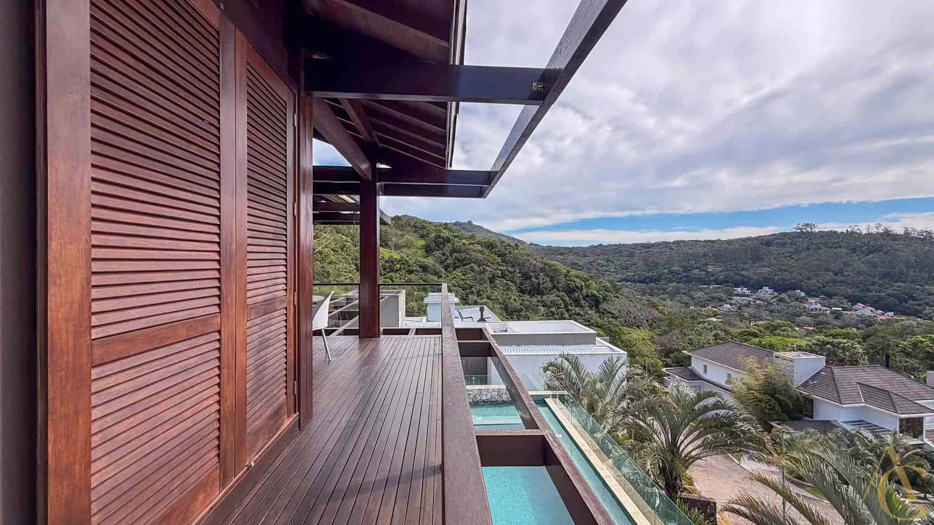 Furnished house, 689 m², with a grill on the balcony — photo 39