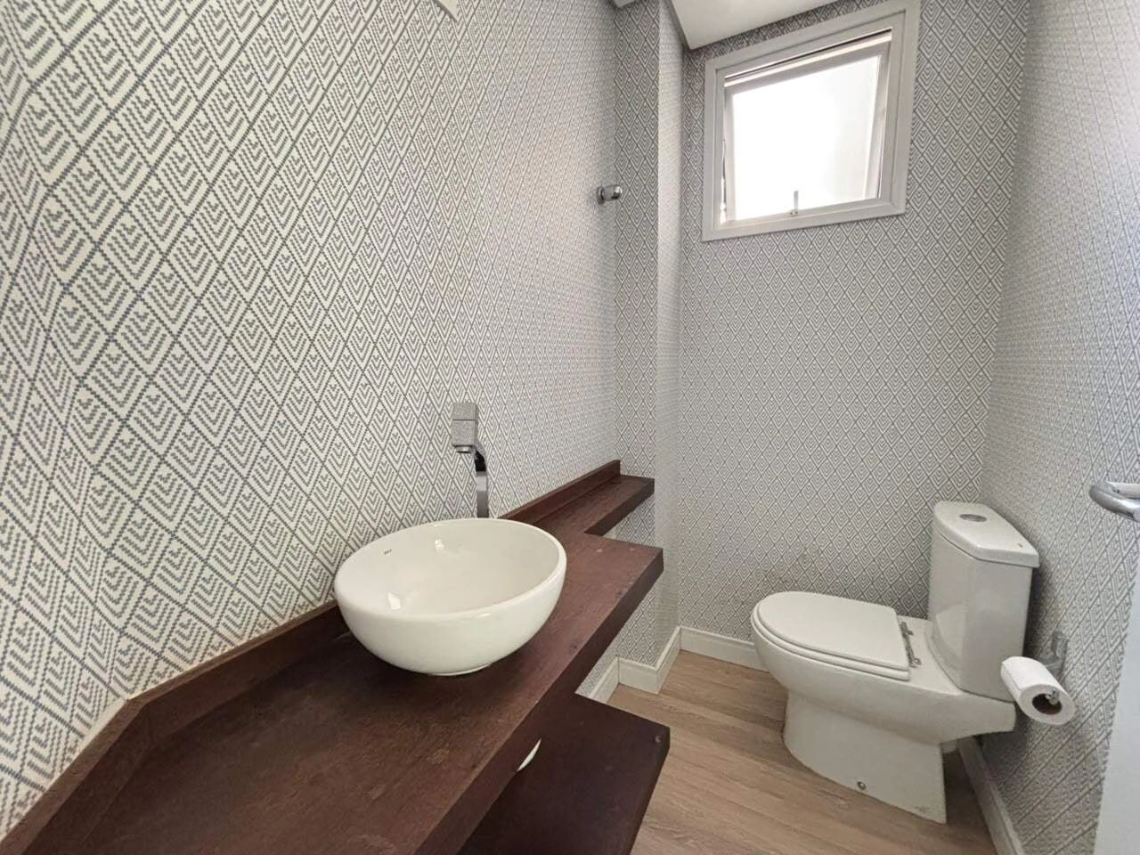 Glass-enclosed balcony in a 4-bedroom apartment, 127 m² — photo 26