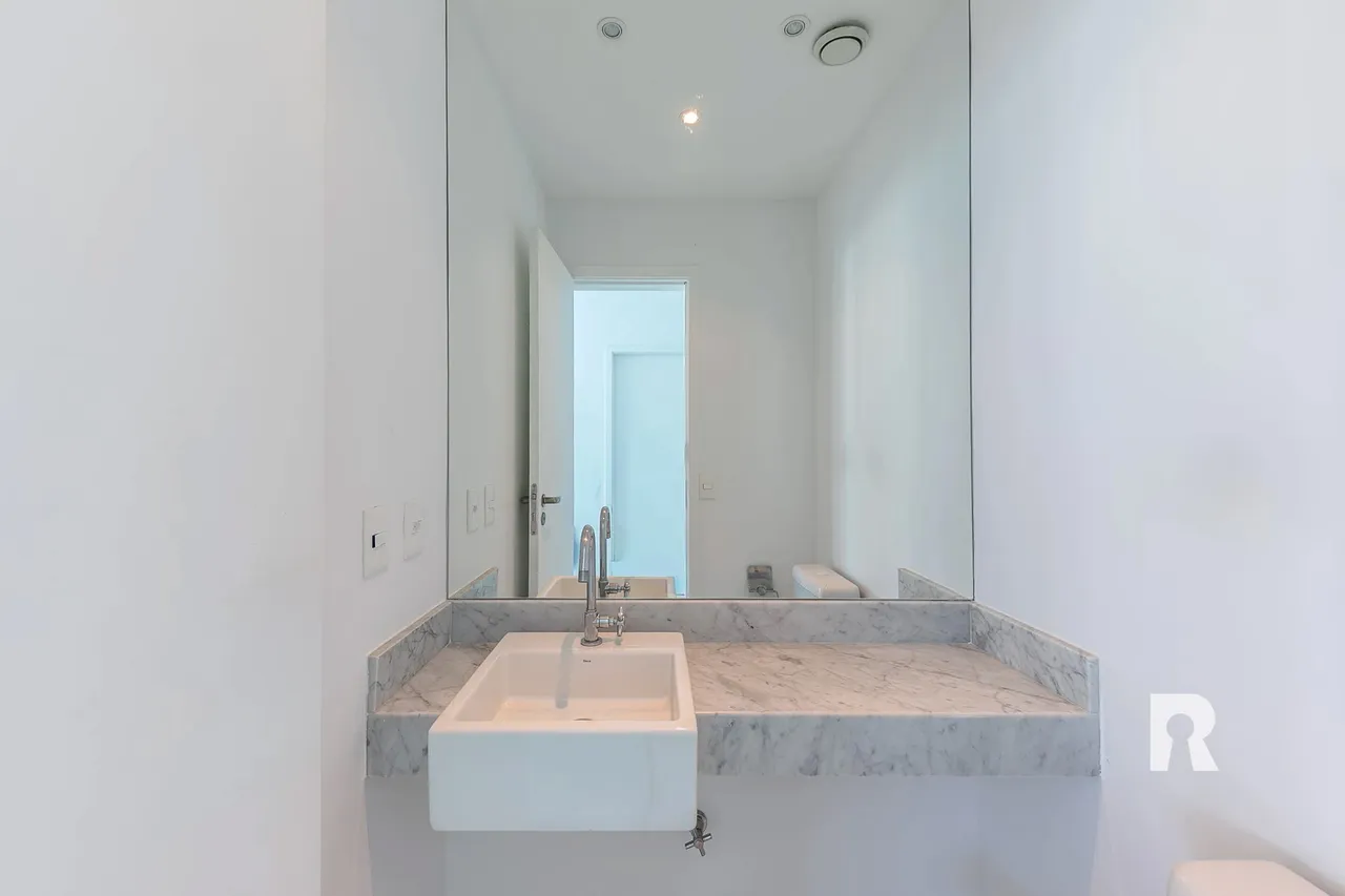 4-bedroom, 5-bath apartment with a balcony — photo 9