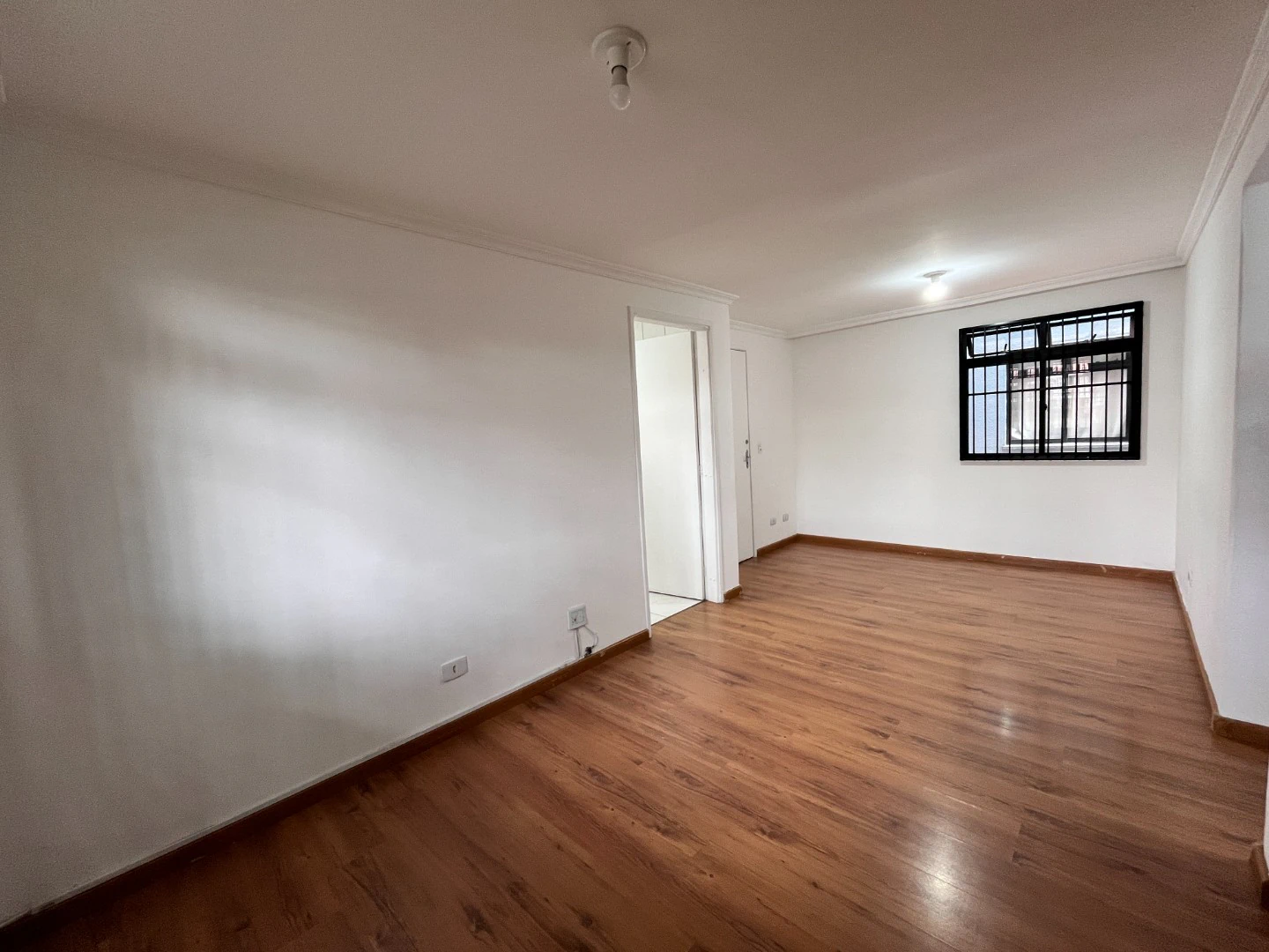 3-bedroom apartment with wood or laminate floors in Curitiba — photo 11