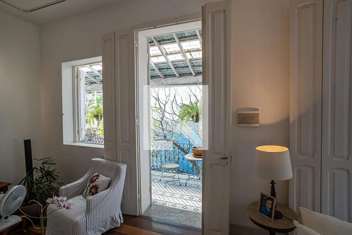Furnished house, 300 m², with floor-to-ceiling windows — photo 31