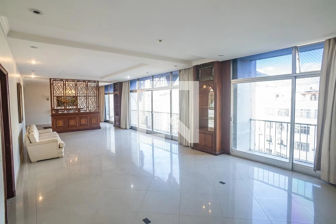 Apartamento com 6 dormitórios e 5 banheiros, com varanda