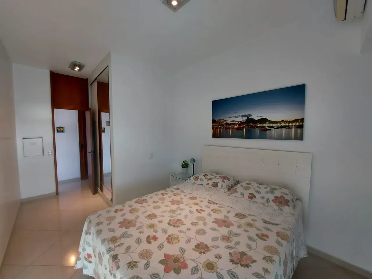Furnished apartment with 2 bedrooms and floor to ceiling windows — photo 7