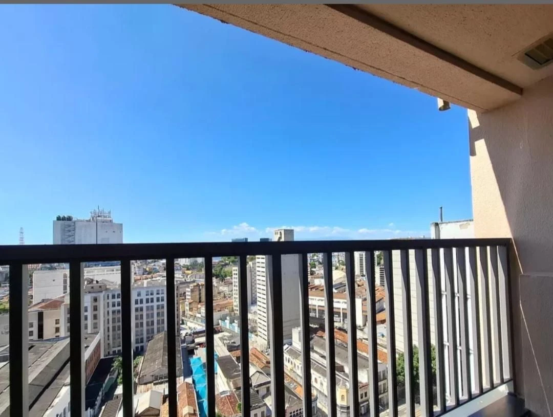 Studio com 1 quarto, varanda e 1 banheiro