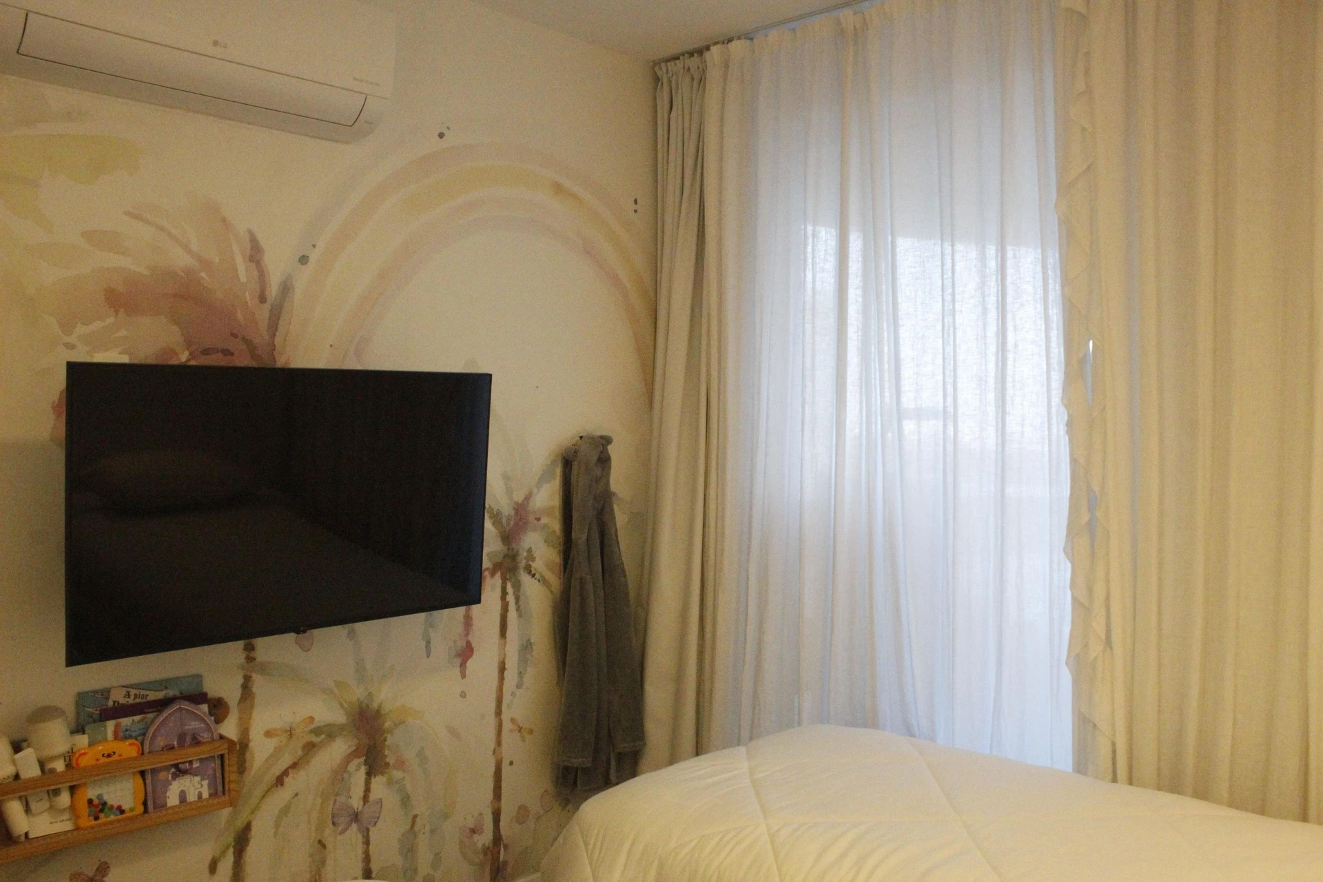 Glass-enclosed balcony in a 3-bedroom apartment, 115 m² — photo 27