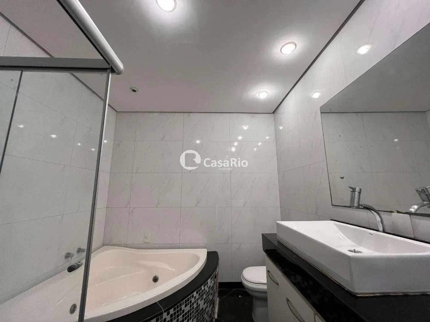 350 m² house with a bathtub and floor-to-ceiling windows — photo 29