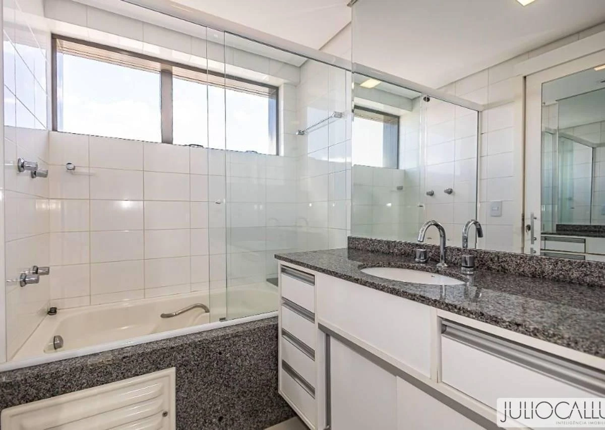 78 m² apartment with floor-to-ceiling windows and a bathtub — photo 7