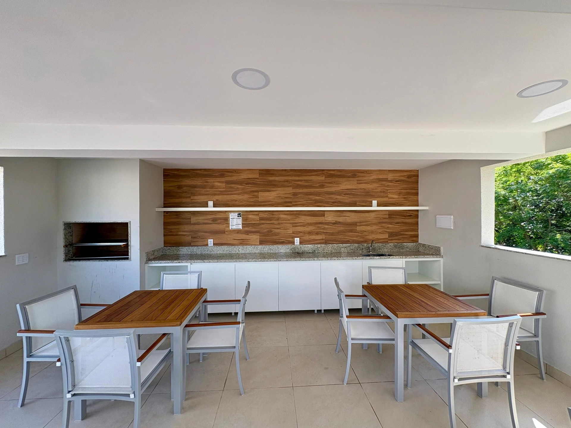 2-bedroom apartment in a building with a gym — photo 3