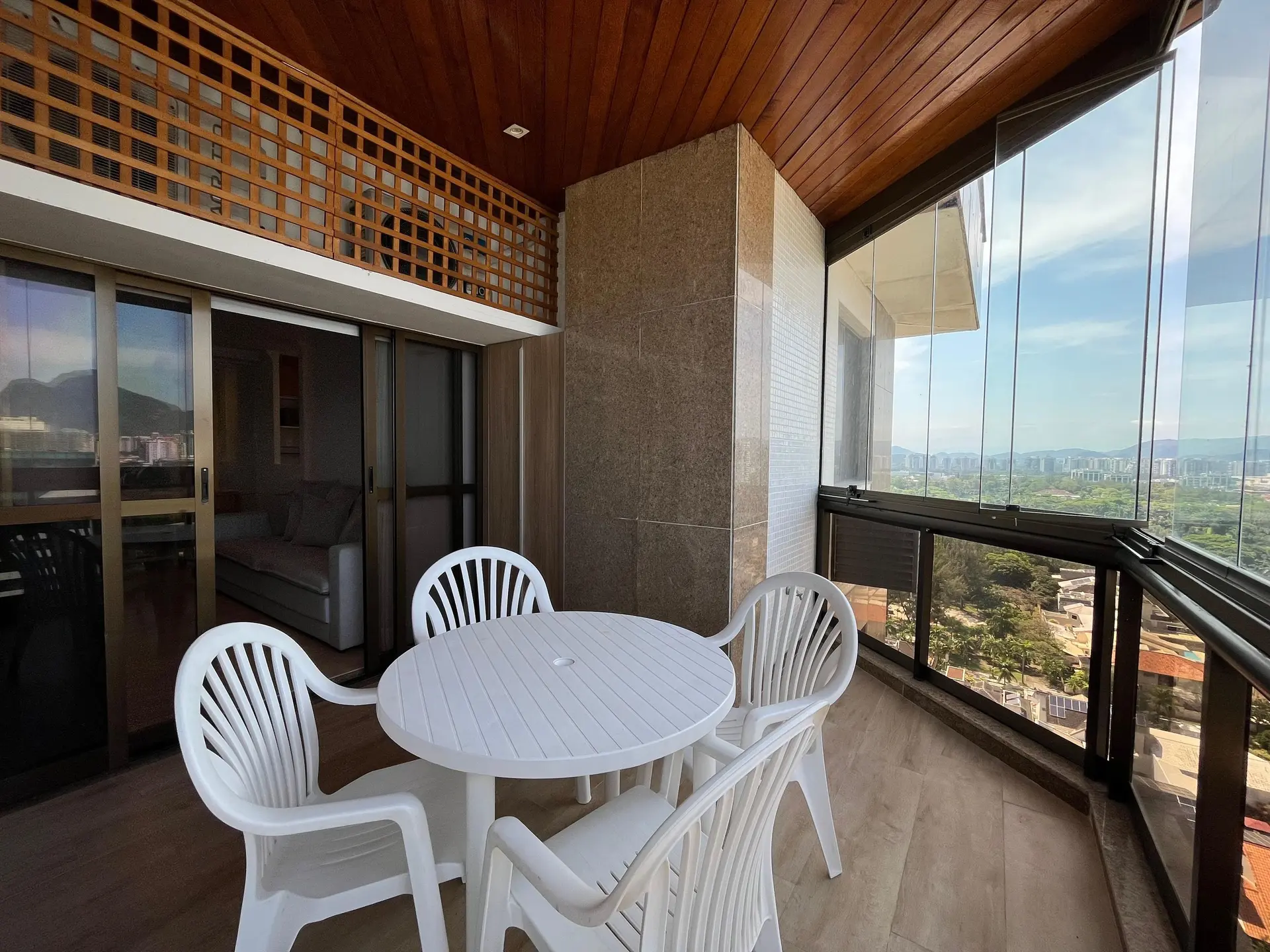 Glass-enclosed balcony in a one-bedroom apartment, 56 m² — photo 4