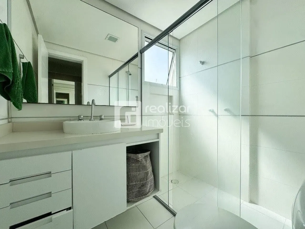 Balcony with a grill in a 3-bedroom apartment, 94 m² — photo 7