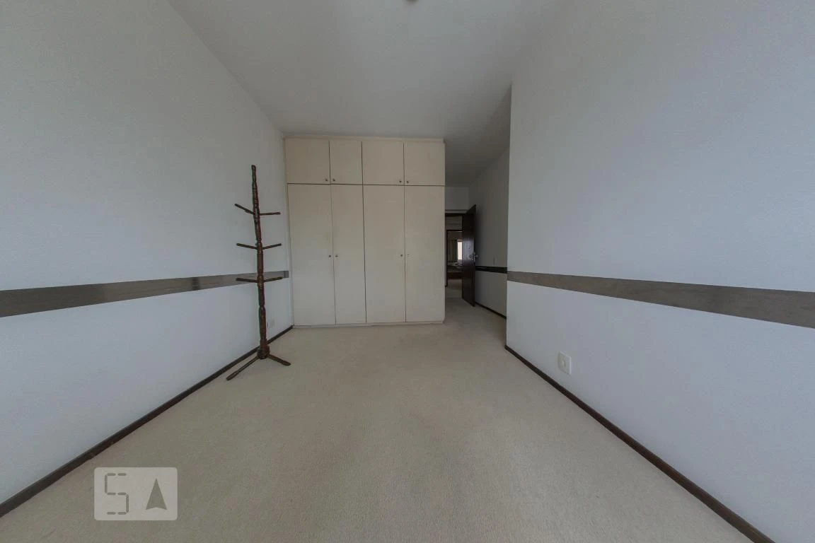 4-bedroom apartment with a walk-in closet — photo 65