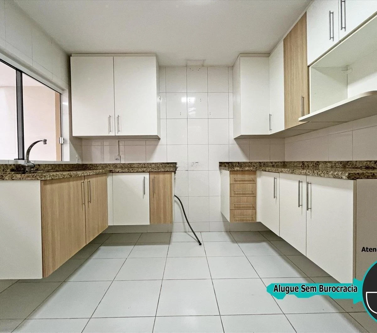 3-bedroom house with a suite and 2 parking spots — photo 6