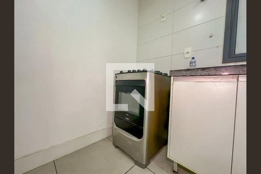 One-bedroom apartment in a building with a gym — photo 12