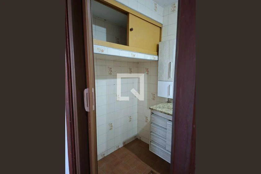 2-bedroom apartment with wood or laminate floors — photo 2