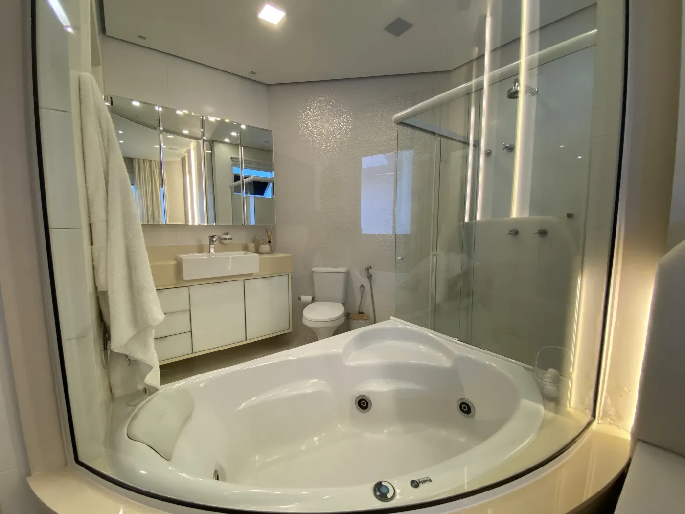 318 m² apartment with a bathtub and a water view — photo 11