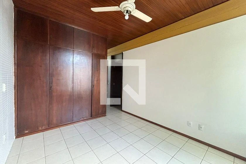 4-bedroom house with a bathtub — photo 14