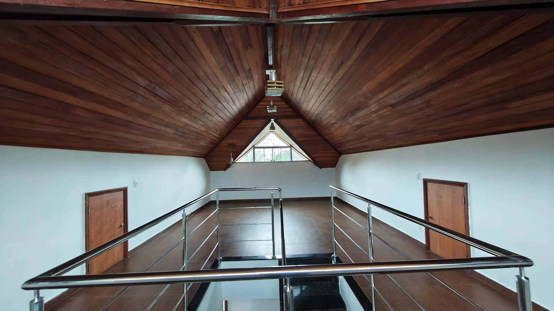 House, 241 m², with floor-to-ceiling windows — photo 2