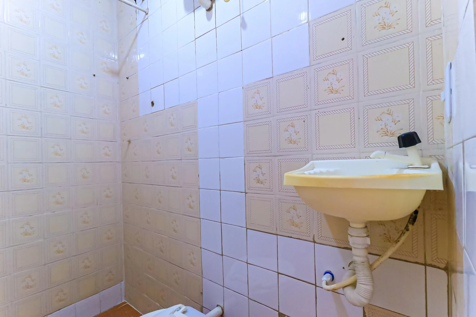 Студія в оренду з балконом і потребує ремонту — photo 10