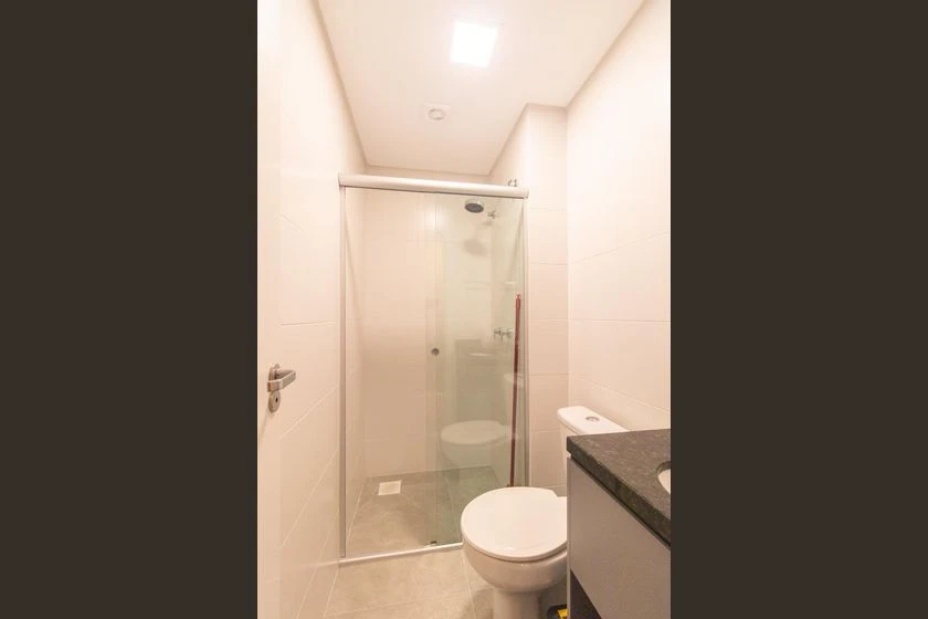 Furnished studio kitnet with an open-plan kitchen — photo 10