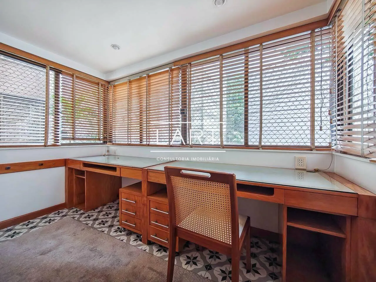 Home office in a 3-bedroom apartment, 191 m² — photo 8