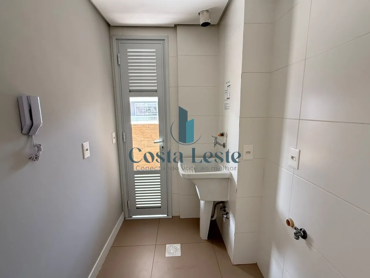 Balcony with a grill in a 2-bedroom apartment, 75 m² — photo 19