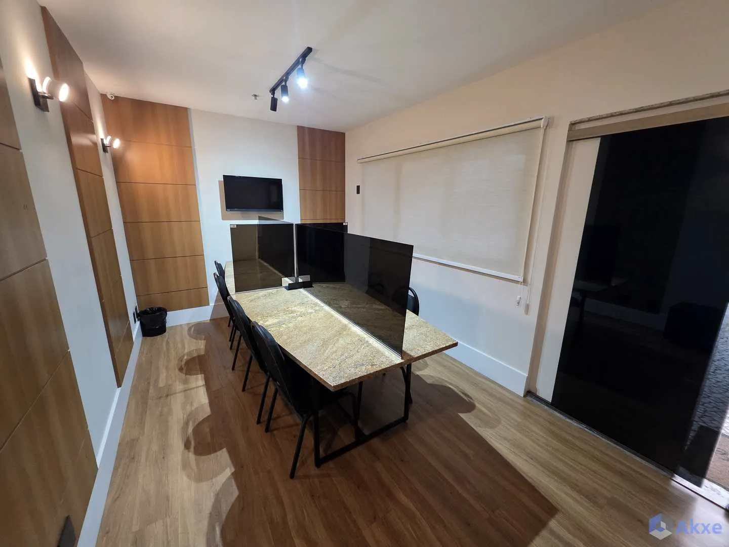 2-bedroom apartment with an enclosed glass balcony — photo 46