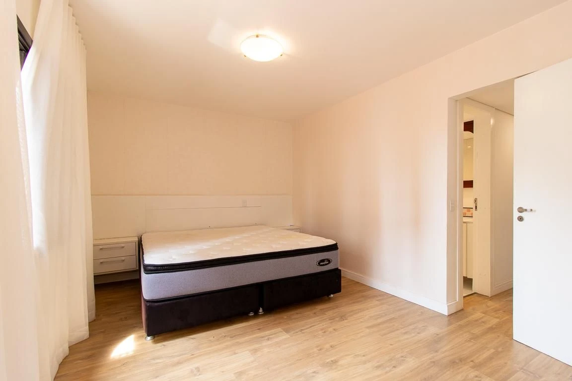 3-bedroom apartment with a bathtub in Curitiba — photo 15