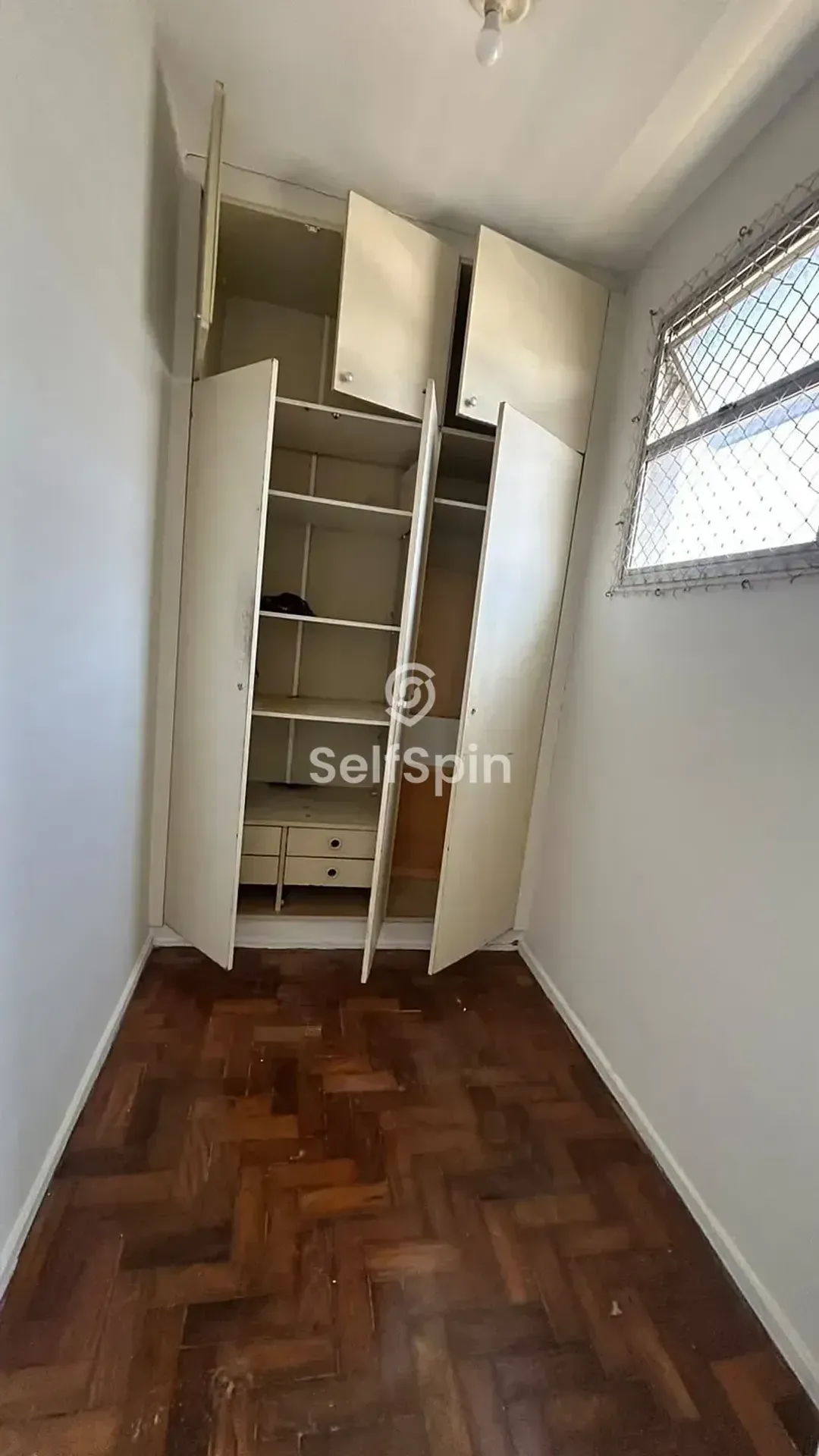 Wood or laminate floors in a 4-bedroom apartment, 114 m² — photo 4