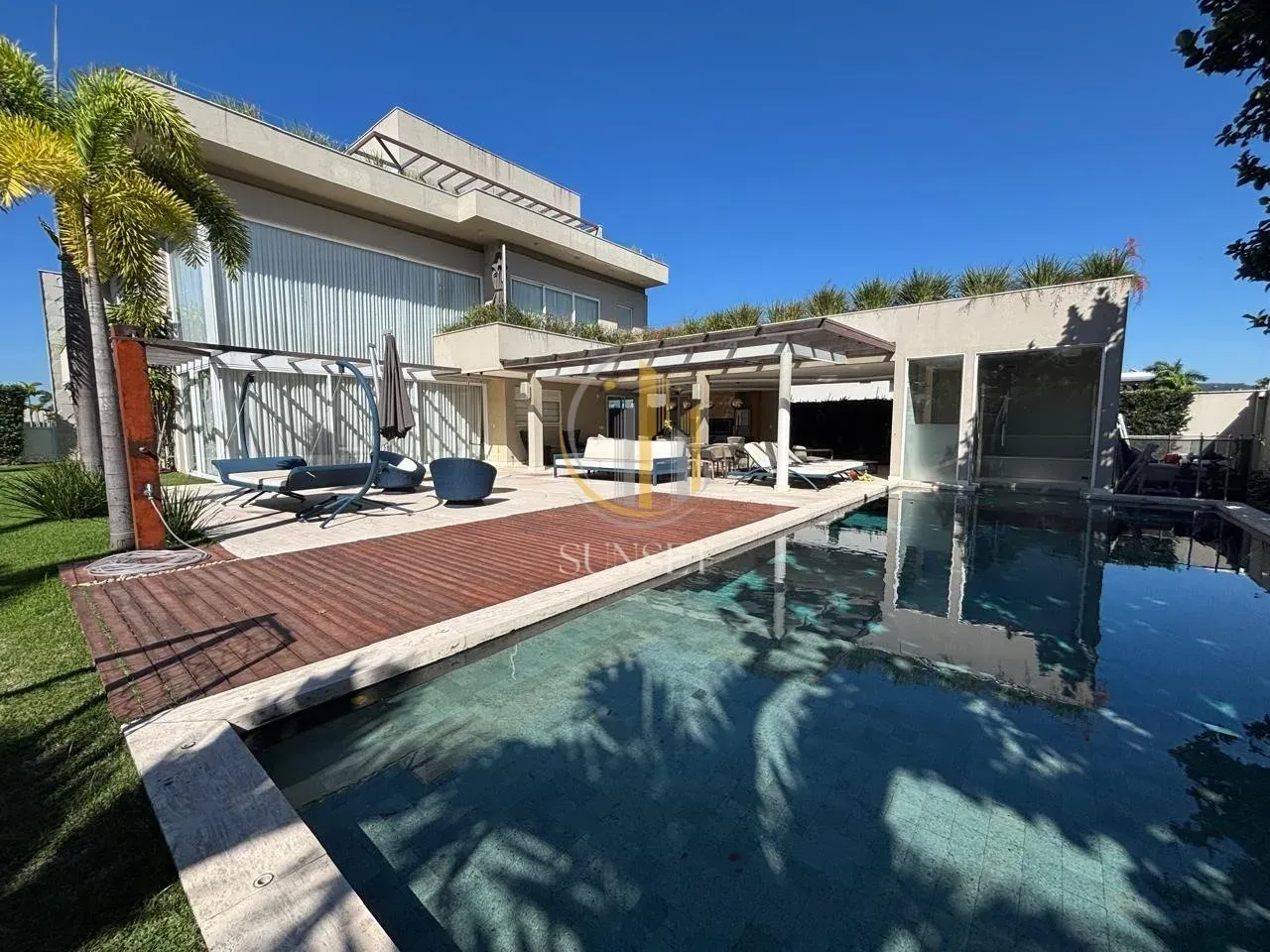 Furnished house with 4 bedrooms and 5 bathrooms