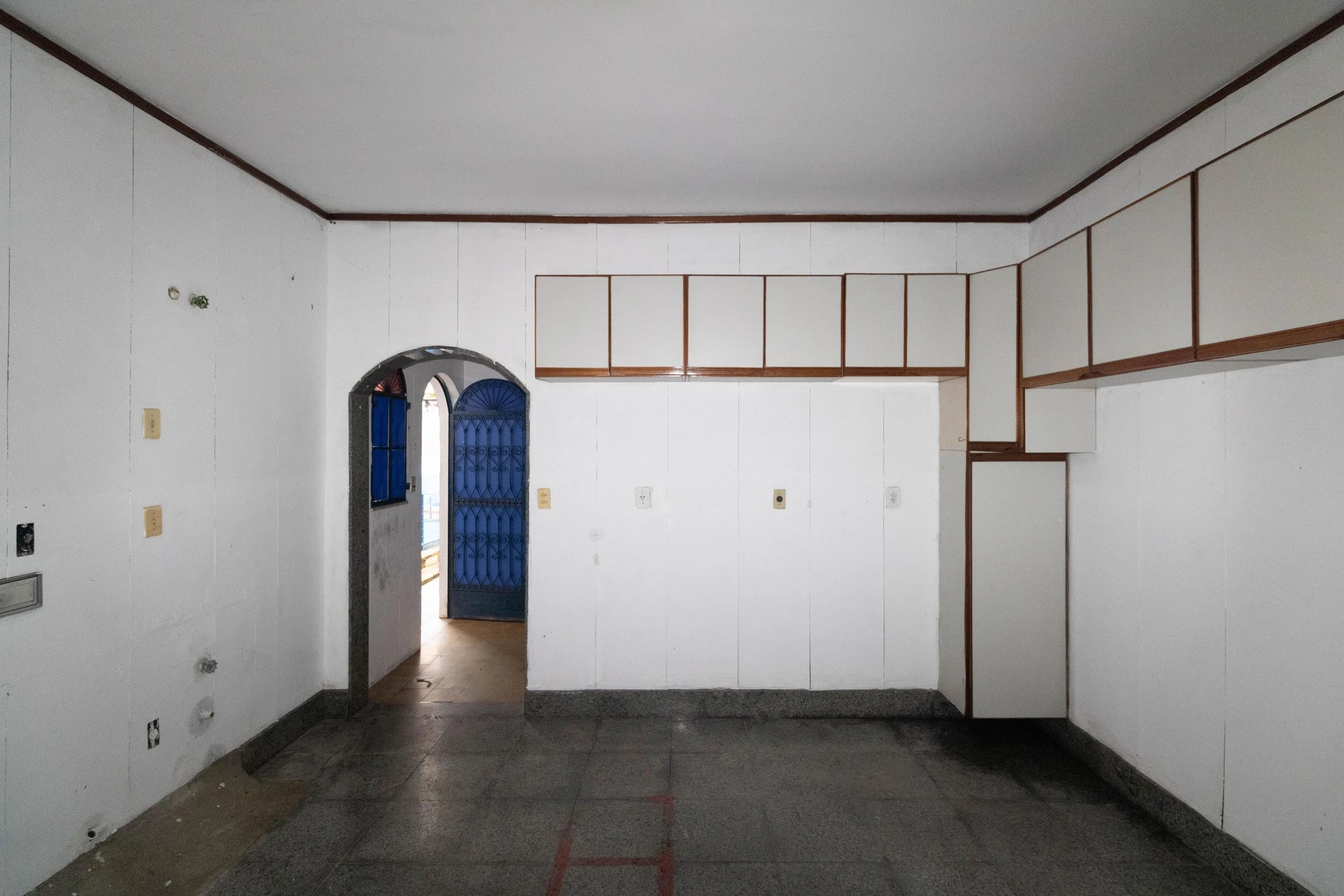 House with 4 bedrooms and 1 bathroom, separate kitchen — photo 13