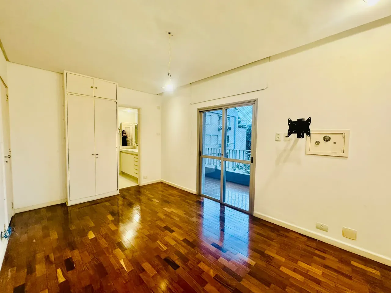 4-bedroom apartment with wood or laminate floors — photo 17