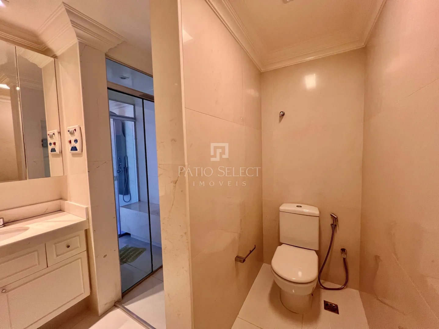 Гардеробная и 3 спальни: квартира 180 м² — photo 52