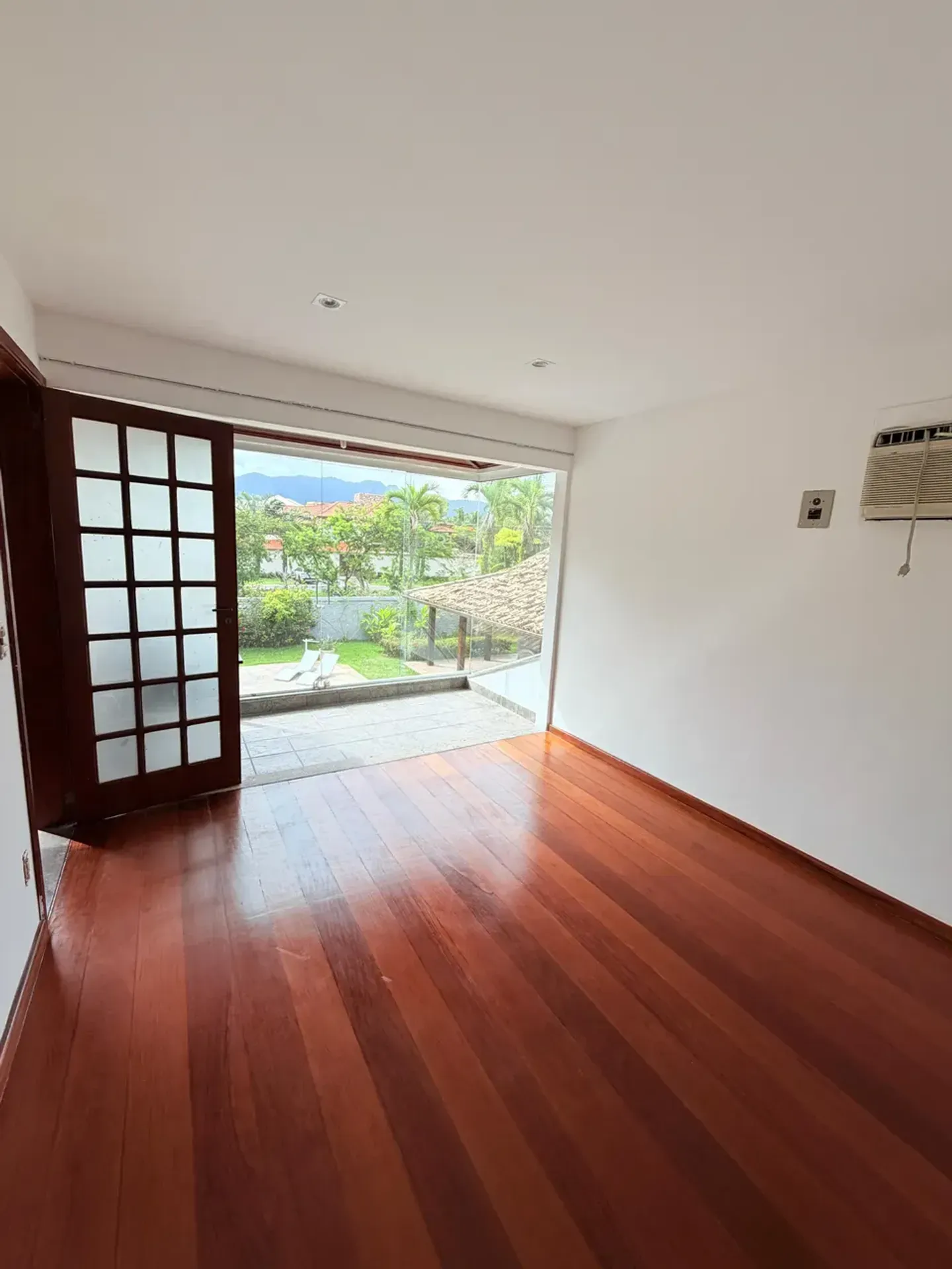 Casa com 5 quartos e 5 banheiros e varanda envidraçada — photo 11