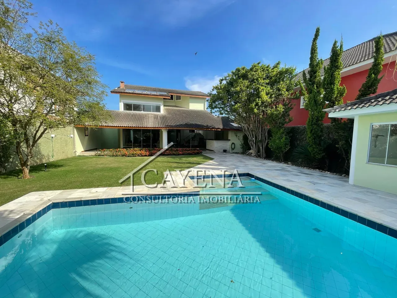 4 quartos e banheira: casa de 650 m² — photo 36